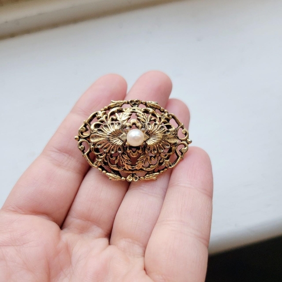 Vintage Gold Victorian Style Ornate Faux Pearl Oval Filigree Lapel Boucher Pin - Picture 6 of 7